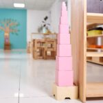Różowe wieże, złote perły– poznaj materiały Montessori w naszym przedszkolu Ziarenko