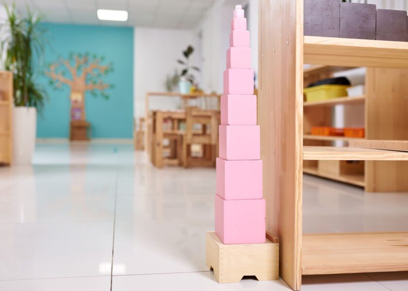 Różowe wieże, złote perły– poznaj materiały Montessori w naszym przedszkolu Ziarenko