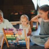 Mieszane grupy wiekowe – dlaczego w Montessori dzieci różnego wieku uczą się razem