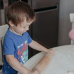 Samodzielność w domu: małe zadania, wielkie poczucie sprawczości