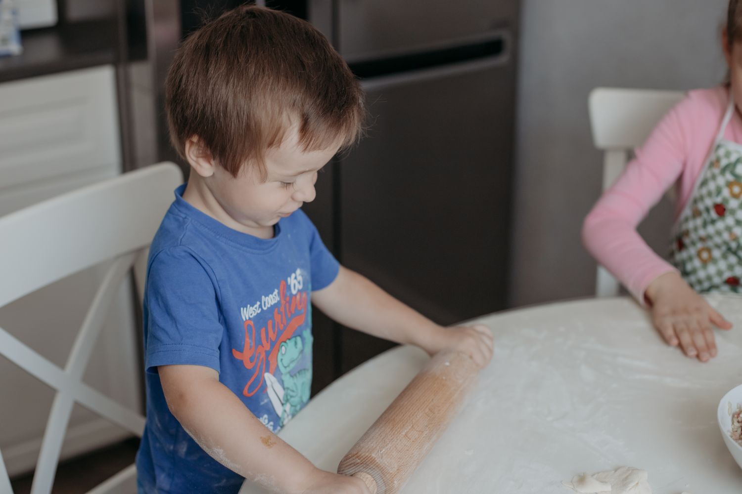 Samodzielność w domu: małe zadania, wielkie poczucie sprawczości