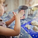 Zabawy sensoryczne z kuchni, tanio i bez bałaganu (serio!)