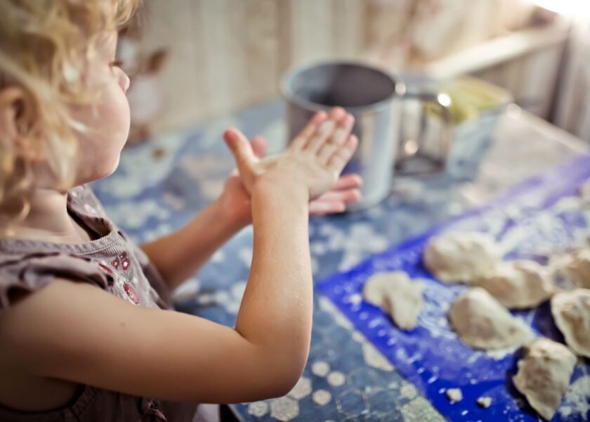 Zabawy sensoryczne z kuchni: tanio i bez bałaganu (serio!)