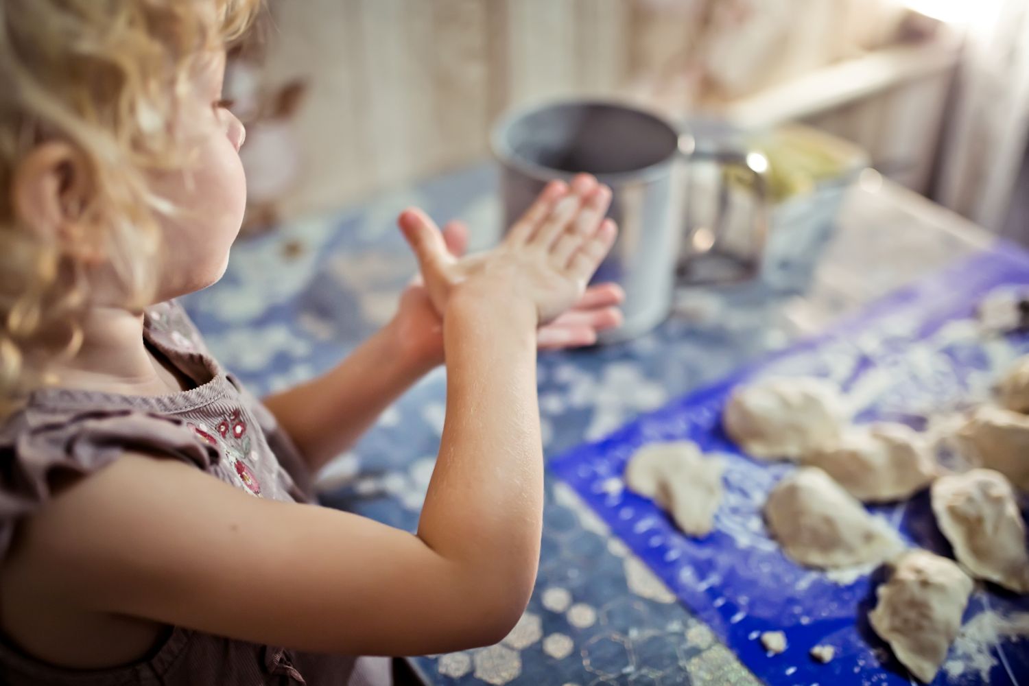 Zabawy sensoryczne z kuchni: tanio i bez bałaganu (serio!)