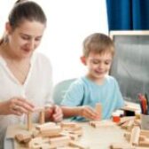 Rola nauczyciela w Montessori – dlaczego obserwuje zamiast prowadzić?