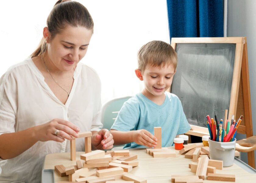 Rola nauczyciela w Montessori - dlaczego obserwuje zamiast prowadzić?