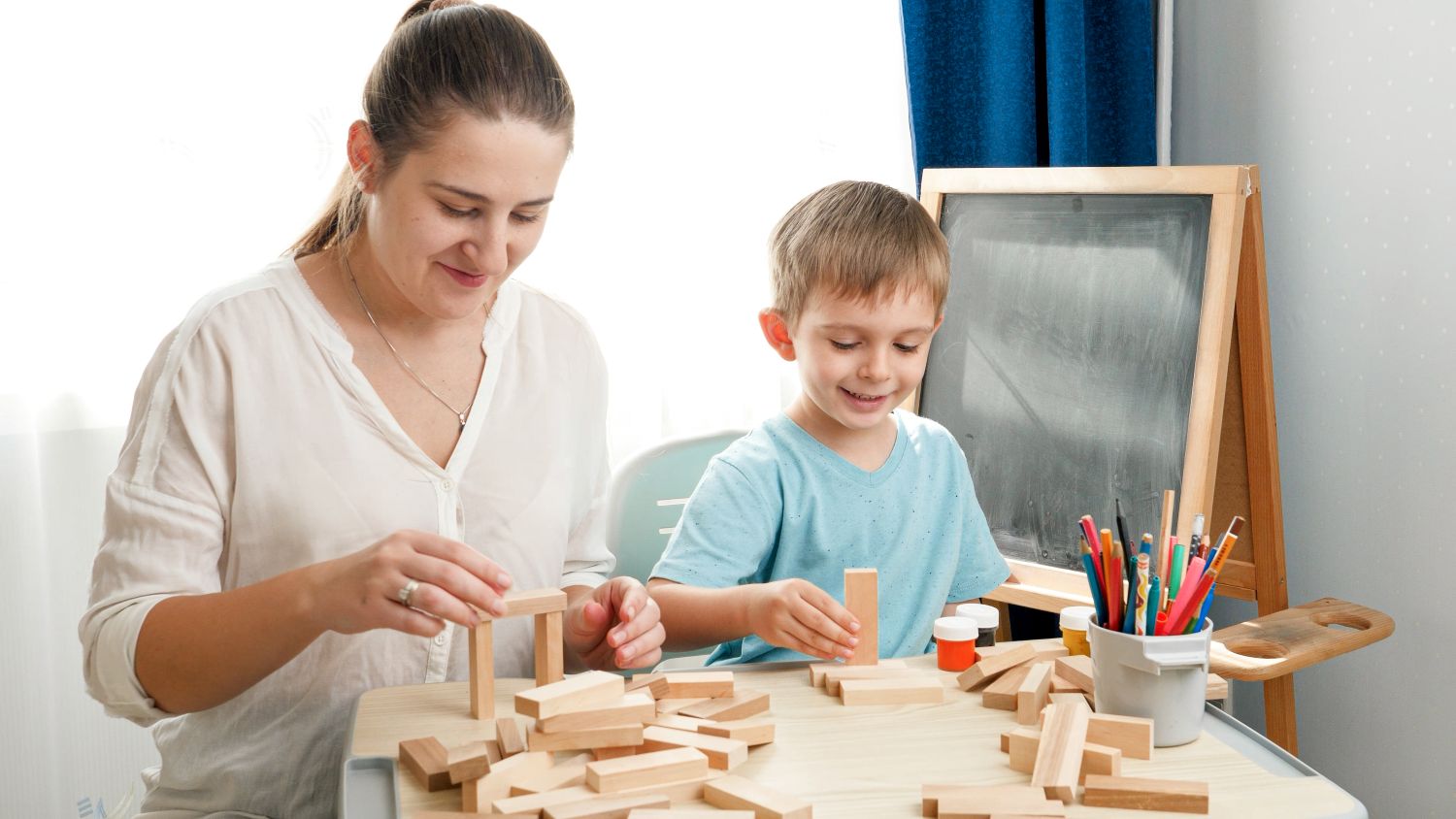 Rola nauczyciela w Montessori - dlaczego obserwuje zamiast prowadzić?