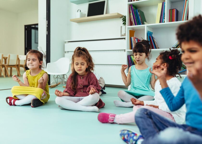 Dzieci siedzace w ciszy podczas lekcji ciszy Montessori