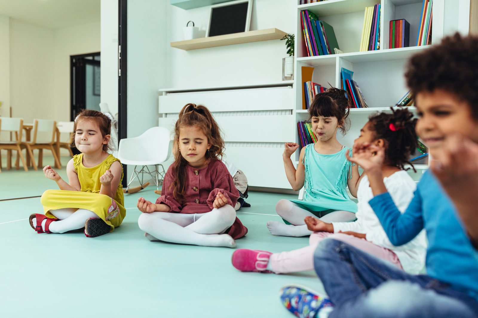 Dzieci siedzace w ciszy podczas lekcji ciszy Montessori